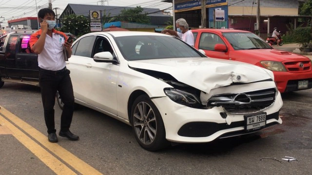 รถเบนซ์จอดติดไฟแดงถูกชนท้าย คนขับกระบะเจ็บสาหัส 2 ราย