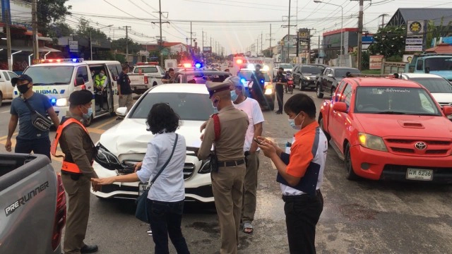 รถเบนซ์จอดติดไฟแดงถูกชนท้าย คนขับกระบะเจ็บสาหัส 2 ราย