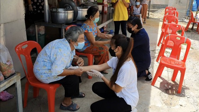 "นก อุษณีย์" ทำบุญเสริมกำลังใจที่โคราช