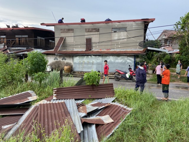 พายุพัดถล่มบ้านเรือนในอำเภอเขาวงเสียหายยับเร่งให้การช่วยเหลือ