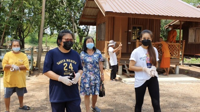 "นก อุษณีย์" ทำบุญเสริมกำลังใจที่โคราช