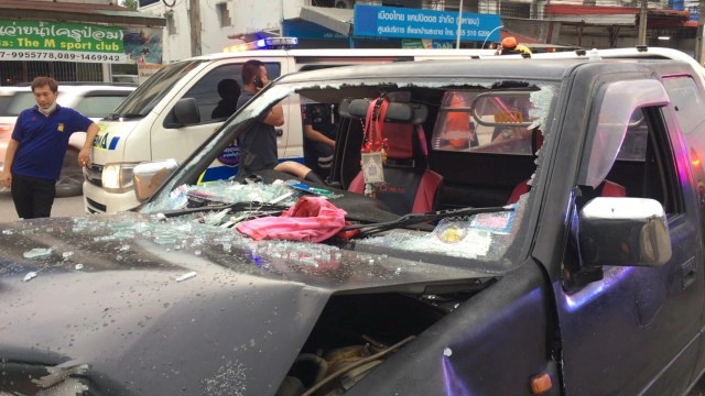 รถเบนซ์จอดติดไฟแดงถูกชนท้าย คนขับกระบะเจ็บสาหัส 2 ราย