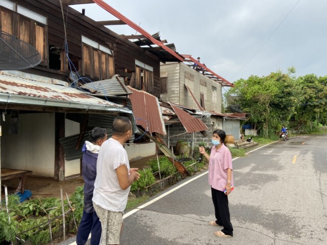 พายุพัดถล่มบ้านเรือนในอำเภอเขาวงเสียหายยับเร่งให้การช่วยเหลือ