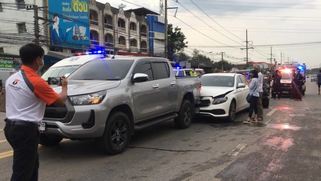 รถเบนซ์จอดติดไฟแดงถูกชนท้าย คนขับกระบะเจ็บสาหัส 2 ราย