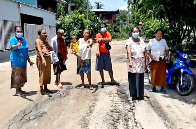 รวมตัวโวย รถบรรทุกหนักทำถนนพังฝุ่นคลุ้งเดือดร้อนหนัก