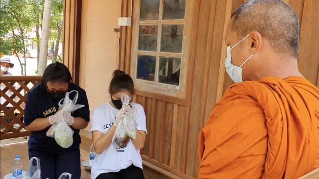 "นก อุษณีย์" ทำบุญเสริมกำลังใจที่โคราช