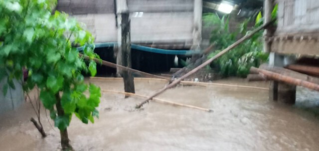 ฝนตกหนัก-น้ำป่าท่วมหมู่บ้านพะเด๊ะ
