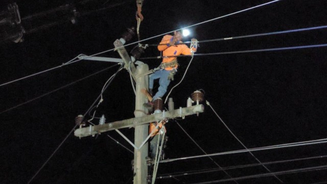 พายุพัดถล่มปั้มน้ำมันพัง เสาไฟฟ้าล้มไฟดับยาว 3 หมู่บ้าน