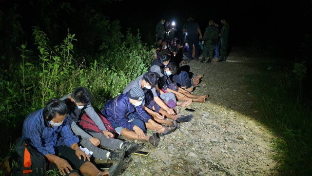 จับกุมแรงงานต่างด้าว 20 คน คารถบรรทุกหัวลาก