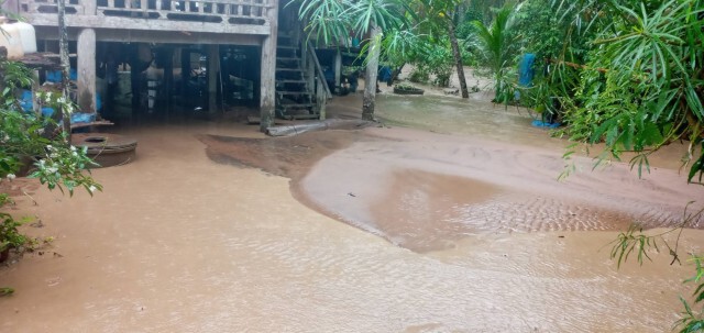ฝนตกหนัก-น้ำป่าท่วมหมู่บ้านพะเด๊ะ