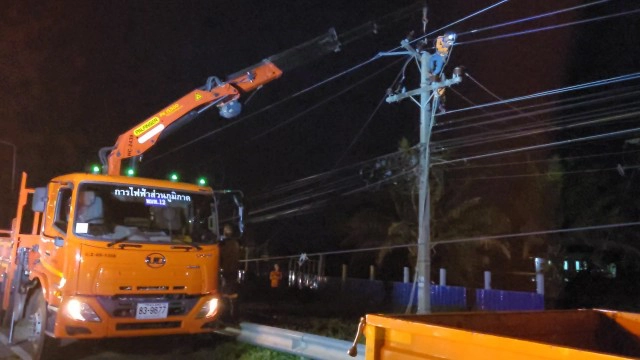 พายุพัดถล่มปั้มน้ำมันพัง เสาไฟฟ้าล้มไฟดับยาว 3 หมู่บ้าน