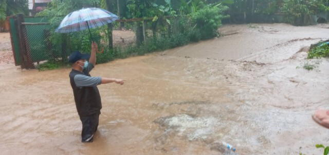 ฝนตกหนัก-น้ำป่าท่วมหมู่บ้านพะเด๊ะ