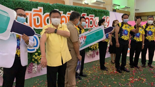 ประชาชนตื่นตัว แห่เข้าคิวฉีดวัคซีนแต่เช้า