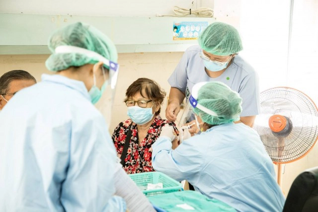 รพ.สุโขทัยฉีดชั่วโมงละ200คน