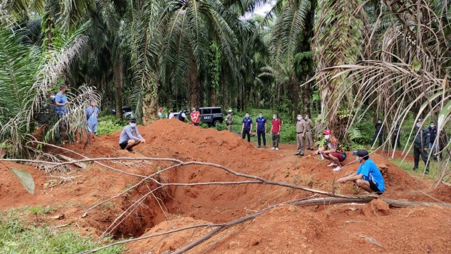 กำนันนำตัว 4 ผู้ต้องหาฆ่าฝังดิน "เสี่ยสุชาติ" มอบตัว