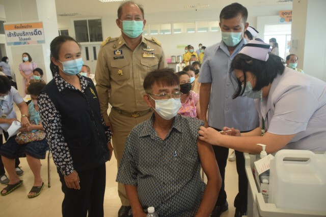 ผู้สูงอายุแห่รับวัคซีน-ทุกคนไม่มีอาการ