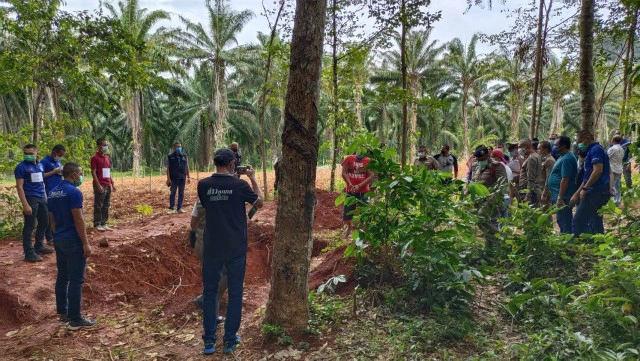 กำนันนำตัว 4 ผู้ต้องหาฆ่าฝังดิน "เสี่ยสุชาติ" มอบตัว