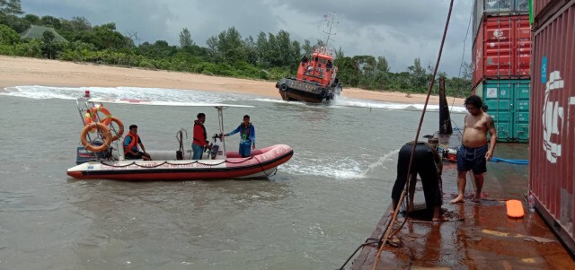 คลื่นซัดเรือขนส่งสินค้าเกยตื้น 2 ลำ