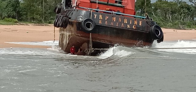 คลื่นซัดเรือขนส่งสินค้าเกยตื้น 2 ลำ