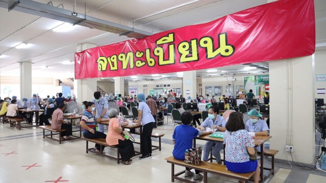 ผู้สูงอายุกับกลุ่มผู้ป่วย7โรคเรื้อรังแห่ฉีดวัคซีนวันแรกคึกคัก