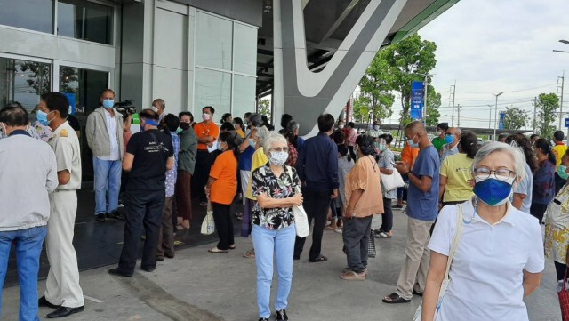 ปชช.แห่เข้าแถวต่อคิวฉีดวัคซีนโควิดวันแรกยาวเหยียด