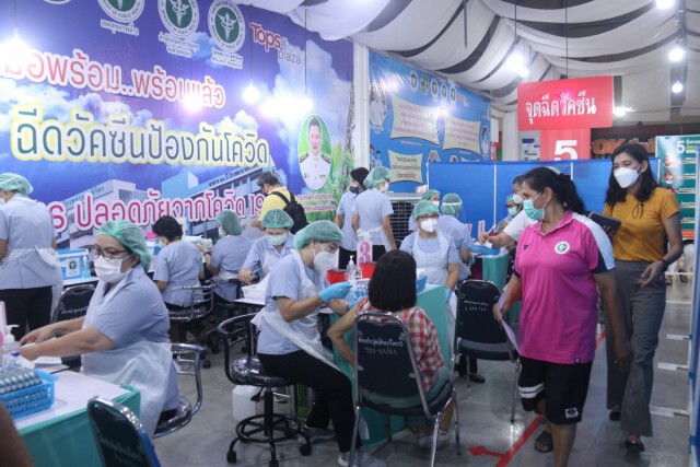 สองตายายประเดิมเข็มแรกฉีดวัคซีน