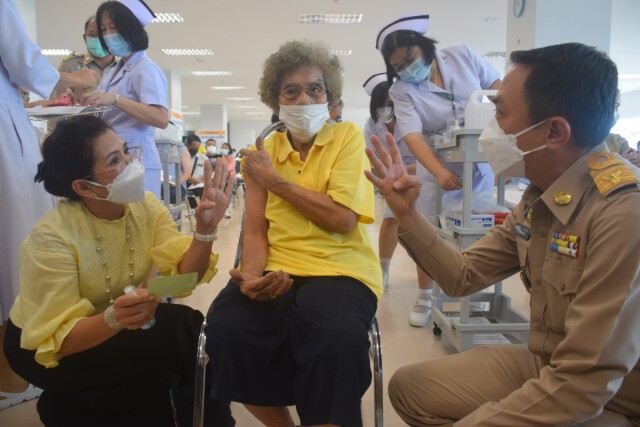 ผู้สูงอายุแห่รับวัคซีน-ทุกคนไม่มีอาการ