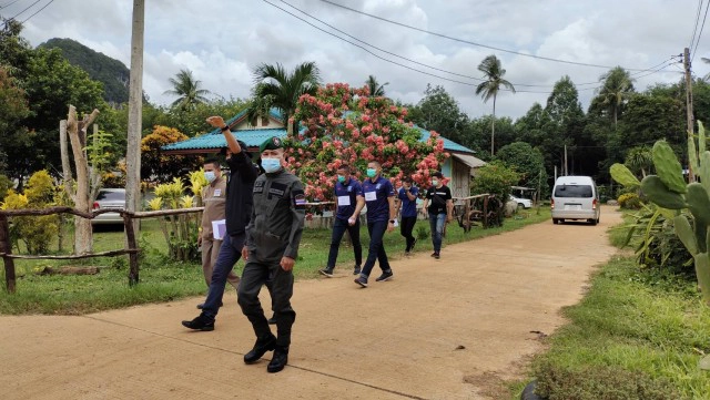 กำนันนำตัว 4 ผู้ต้องหาฆ่าฝังดิน "เสี่ยสุชาติ" มอบตัว