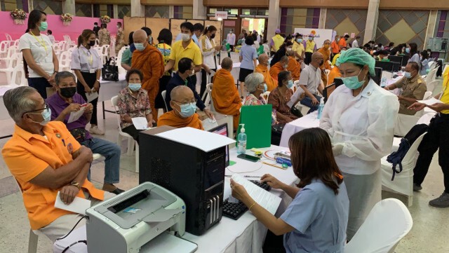 ประชาชนตื่นตัว แห่เข้าคิวฉีดวัคซีนแต่เช้า