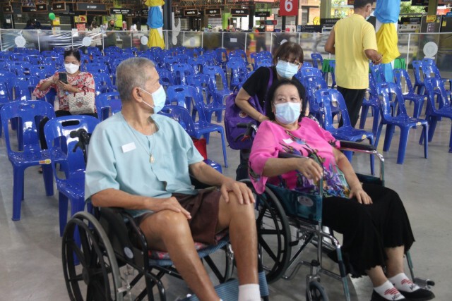 สองตายายประเดิมเข็มแรกฉีดวัคซีน