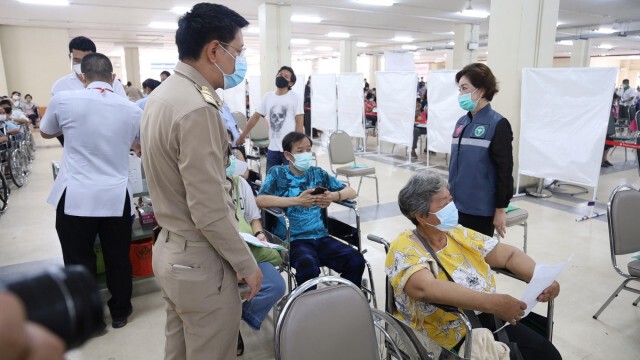 ผู้สูงอายุกับกลุ่มผู้ป่วย7โรคเรื้อรังแห่ฉีดวัคซีนวันแรกคึกคัก