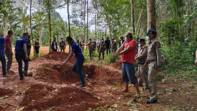 กำนันนำตัว 4 ผู้ต้องหาฆ่าฝังดิน "เสี่ยสุชาติ" มอบตัว