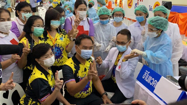 ประชาชนตื่นตัว แห่เข้าคิวฉีดวัคซีนแต่เช้า