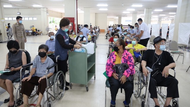 ผู้สูงอายุกับกลุ่มผู้ป่วย7โรคเรื้อรังแห่ฉีดวัคซีนวันแรกคึกคัก