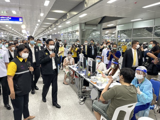 นายกฯ คิกออฟวาระวัคซีนแห่งชาติ สถานีกลางบางซื่อ ชี้ ทุกคนได้ฉีดวัคซีน พร้อมรับผิดชอบทุกเรื่อง