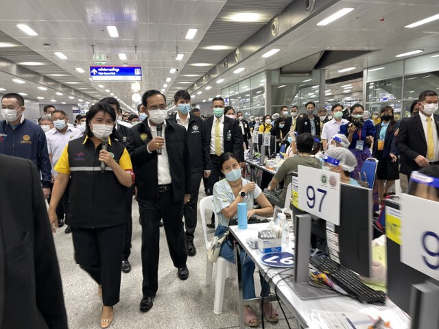 นายกฯ คิกออฟวาระวัคซีนแห่งชาติ สถานีกลางบางซื่อ ชี้ ทุกคนได้ฉีดวัคซีน พร้อมรับผิดชอบทุกเรื่อง