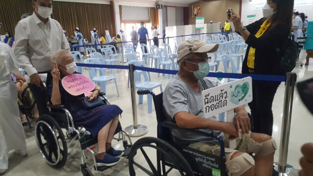 คุณยายวัย93ปีประเดิมฉีดวัคซีนเข็มแรก