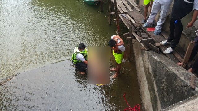 ผวา ศพชายเปลือยกายลอยกลางน้ำลำตะคองช่วงไหลผ่านเมืองโคราช