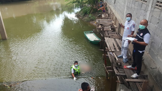 ผวา ศพชายเปลือยกายลอยกลางน้ำลำตะคองช่วงไหลผ่านเมืองโคราช