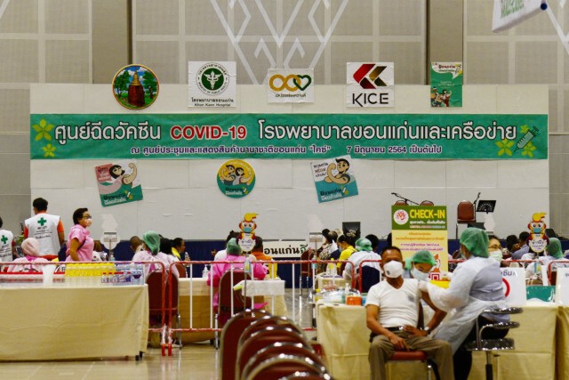 นายกฯเล็กเข้าฉีดวัคซีนเชิญชวนคนออกมาฉีด