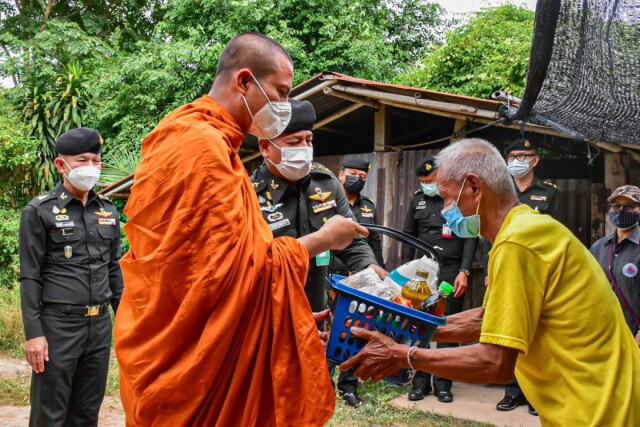 พระจับมือทหาร-มอบตะกร้าปันสุขช่วยผู้ยากไร้