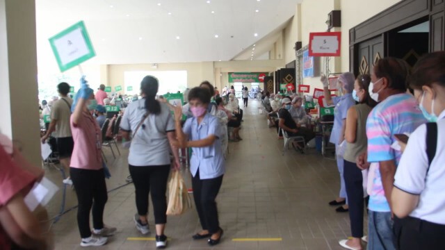 ครูอุดรเข้ารับฉีดวัคซีนวันแรกคึกคักเตรียมรับเปิดเทอม