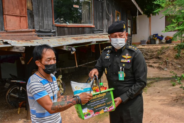 พระจับมือทหาร-มอบตะกร้าปันสุขช่วยผู้ยากไร้