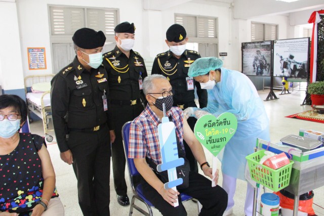 "พล.อ.แป้ง"รับการฉีดวัคซีน