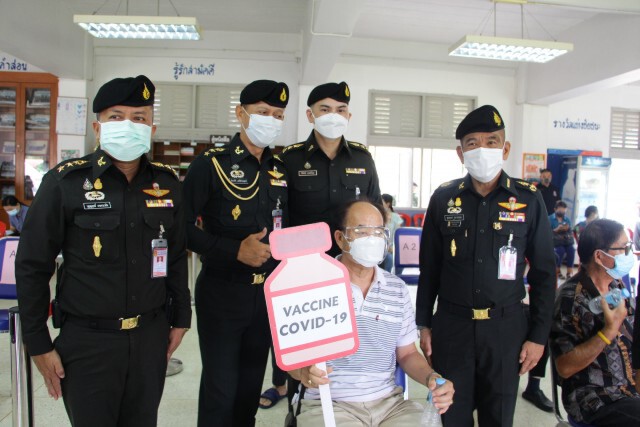 "พล.อ.แป้ง"รับการฉีดวัคซีน
