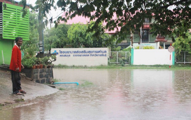 ฝนตกสะสมท่วมถนน-นาข้าว ชาวนาช้ำ