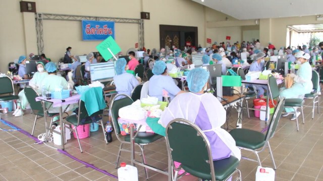 ครูอุดรเข้ารับฉีดวัคซีนวันแรกคึกคักเตรียมรับเปิดเทอม