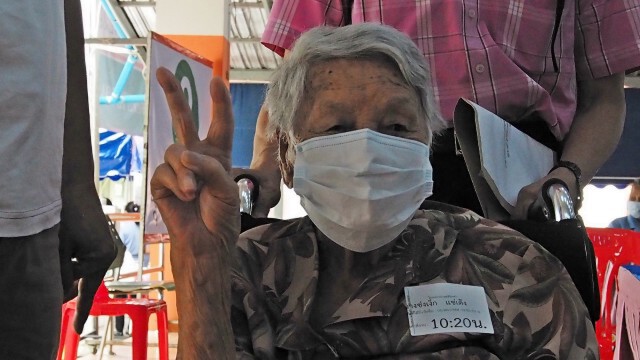 คุณยาย103ปีฉีดแข็มแรก-ไม่กลัวแต่ตื่นเต้น