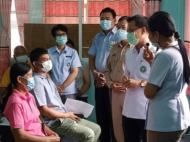 ครูแห่ฉีดวัคซีนสร้างความมั่นใจรับเปิดเทอม