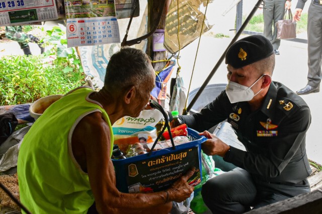 พระจับมือทหาร-มอบตะกร้าปันสุขช่วยผู้ยากไร้